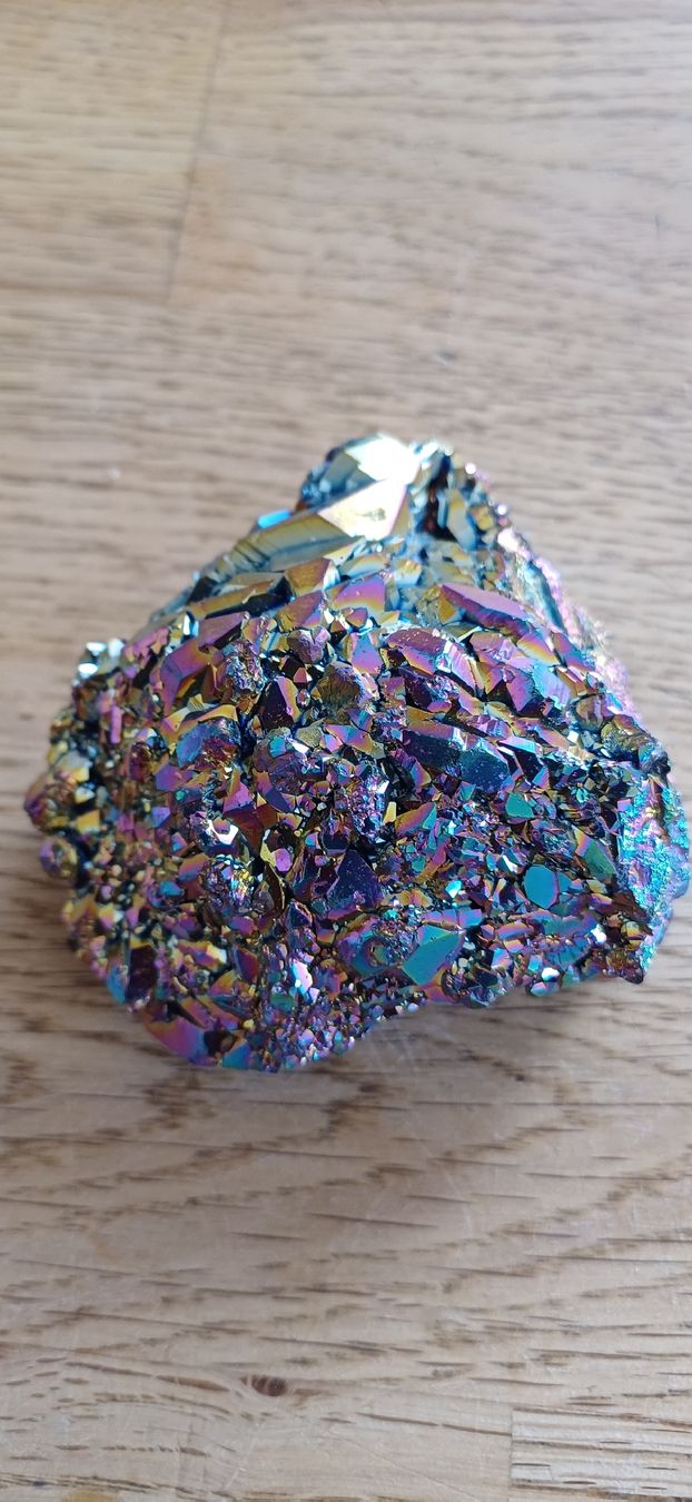 Pietre preziose: Aura Amethyst Cluser Regenbogen – Usato da Flawil venduto da Naphtali