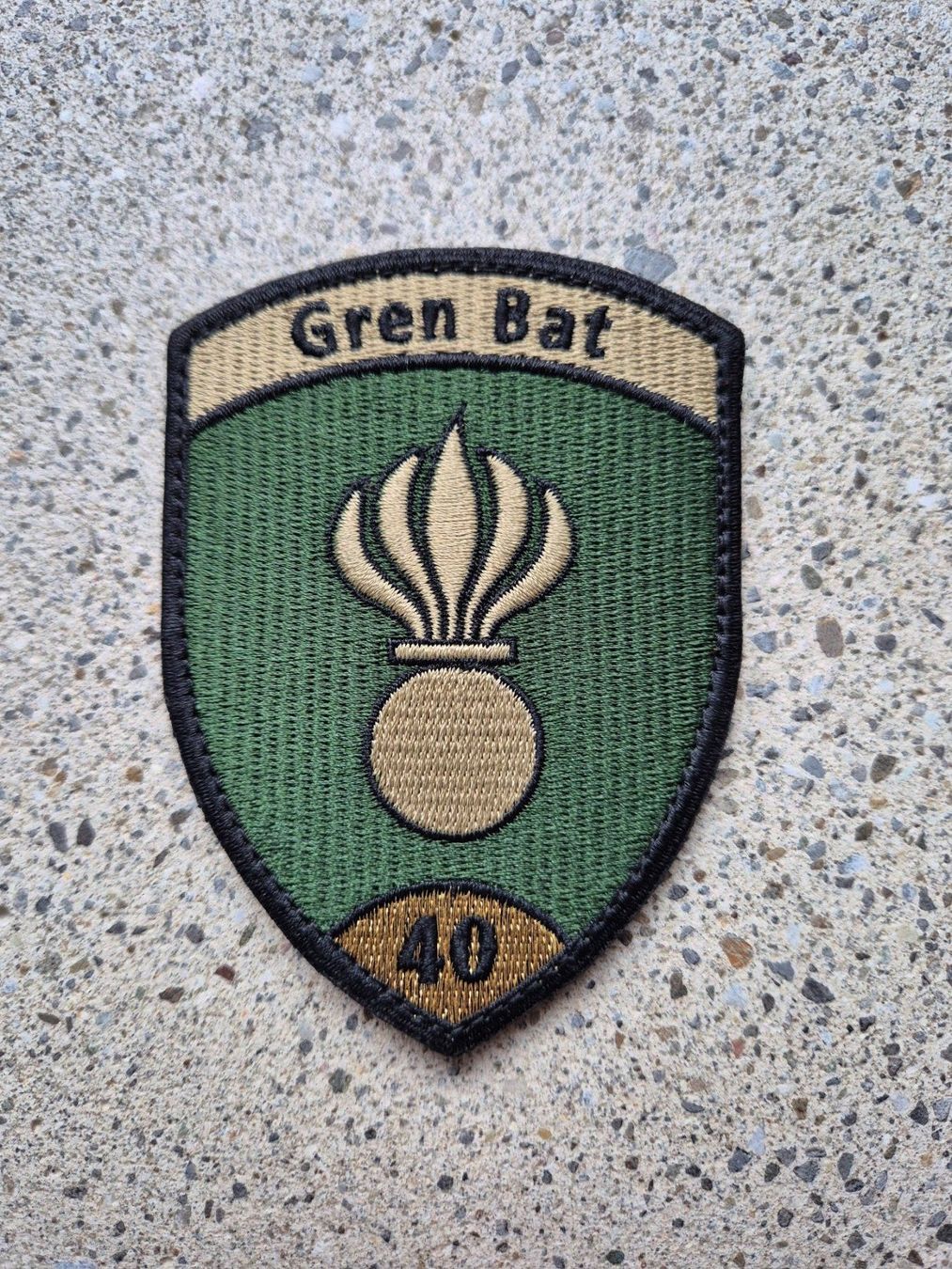 Schweizer Armee Placchette & Badge: *** Badge Gren Bat 40 gold mit klett *** – Nuovo e nell'imballaggio originale da Riedholz venduto da fr_sIruP