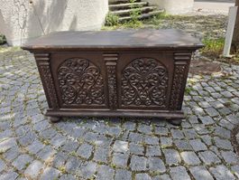 Antiker Schnitzkasten / möbel mit detaillierten Verzierungen