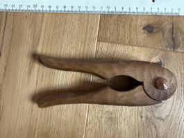 Handgeschnitzter Nussknacker aus Massivholz (ca. 20 cm)