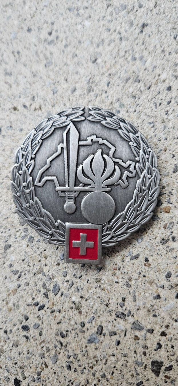 Schweizer Armee Placchette & Badge: *** Beretemblem MP Grenadier Silber *** – Nuovo e nell'imballaggio originale da Riedholz venduto da fr_sIruP
