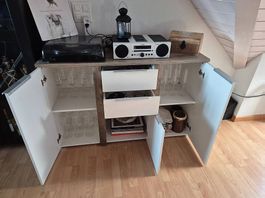 Sideboard in Weiss mit Holzdetails