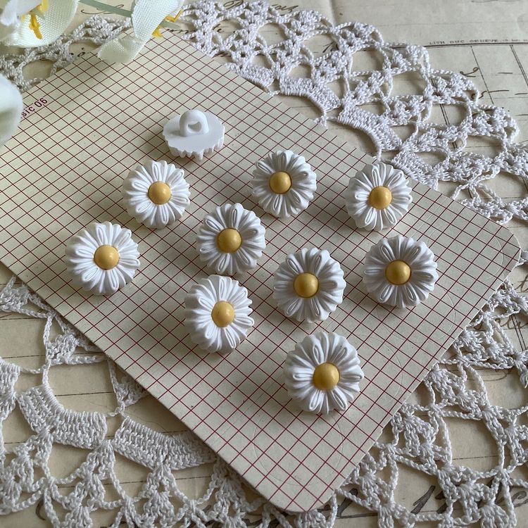 6 Boutons Vintage En Plastique - Forme Fleur, Couleurs Noir Et Rose - Années 1950 - Occasion Non Utilisés