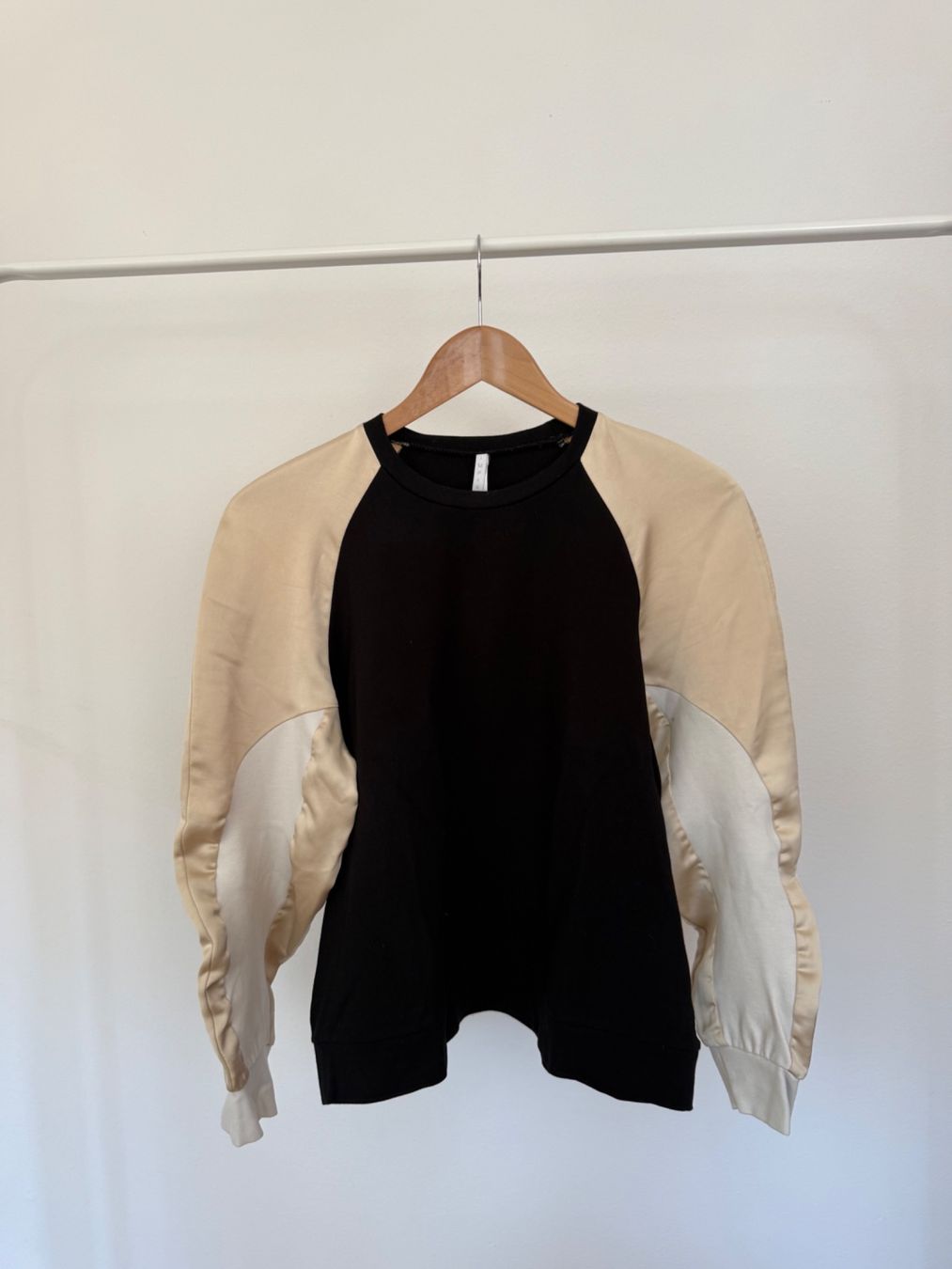 T-shirt: Schwarzes Sweatshirt mit cremefarbigen Ärmeln, Gr. S – Usato da Kriens venduto da MeinKleiderschrank 1