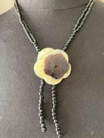 Collier vintage avec fleur en nacre et perles noires