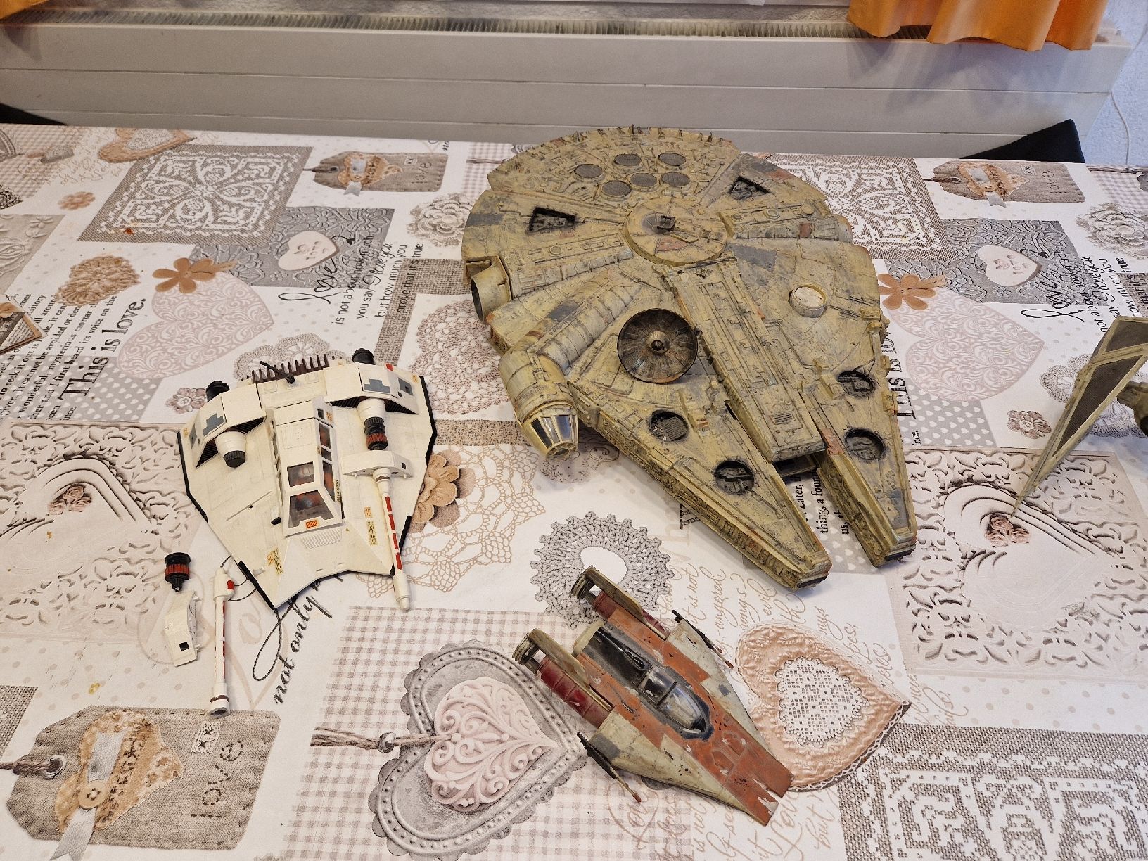 Star Wars Spielzeuge: Star Wars Modelle Raumschiffe Millenium Falke, Snowspeeder – Gebraucht aus Glis von mic_2ht8 1