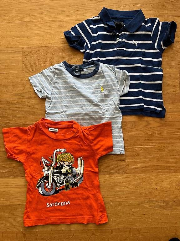 Lotti di vestiti: Kurzarmbody / T-Shirt / Dünne Pullover Grösse 74 mit Socken – Usato da Windisch venduto da kassandra23 1