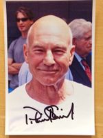 Sir Patrick Stewart, Original Autogramm auf Foto in Farbe