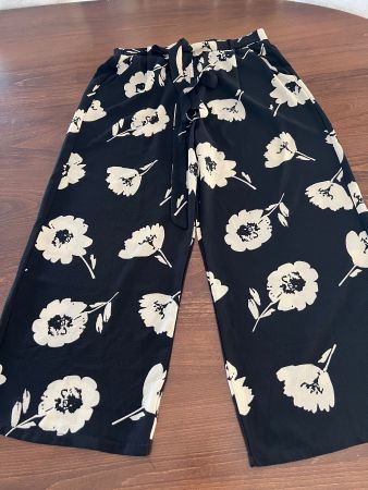 Schwarze Sommerhose mit Blumenmuster, Gr. M, neuwertig
