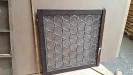 Antikes Fenster mit Butzenglas, Holzrahmen, mit Griff