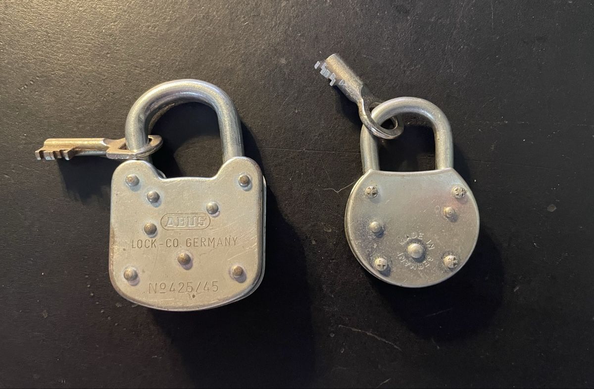 Abus Schlösser: 2 Alte Vorhängeschlösser von ABUS – Gebraucht aus Gebertingen von Photographica 1