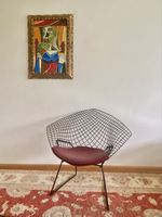 Original Bertoia Diamond Chair schwarz mit rotem Sitzkissen