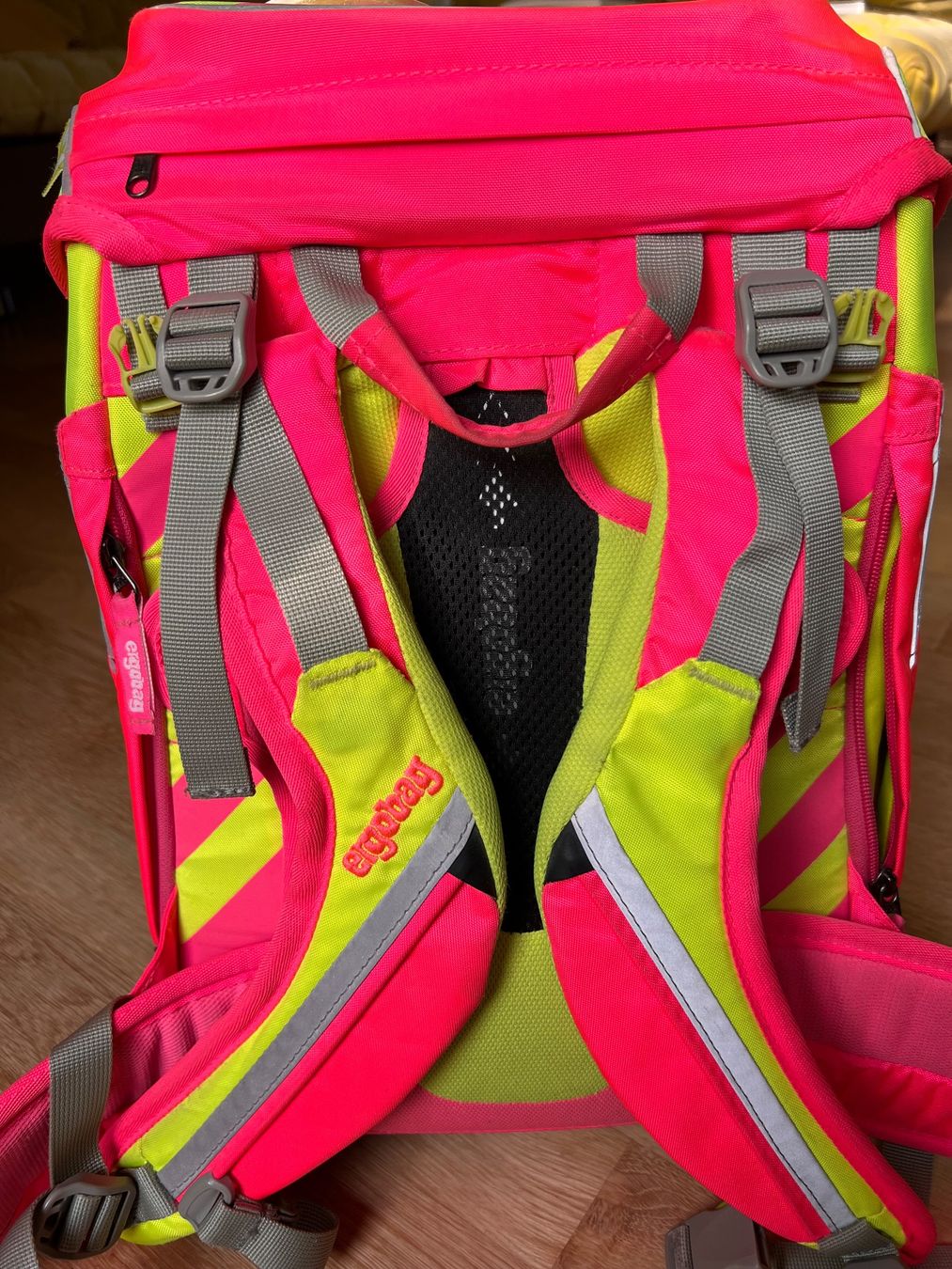 Ergobag Borse & Zaini: Schulthek Ergobag Cubo light neon pink/gelb – Usato da Zürich venduto da Azzurro6 3