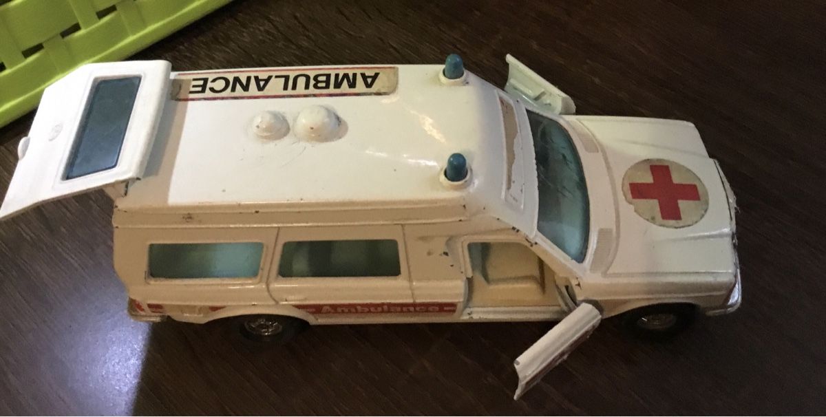 Spielzeuge: Spielzeugauto Krankenwagen – Gebraucht aus Schlieren von Jeajet 9