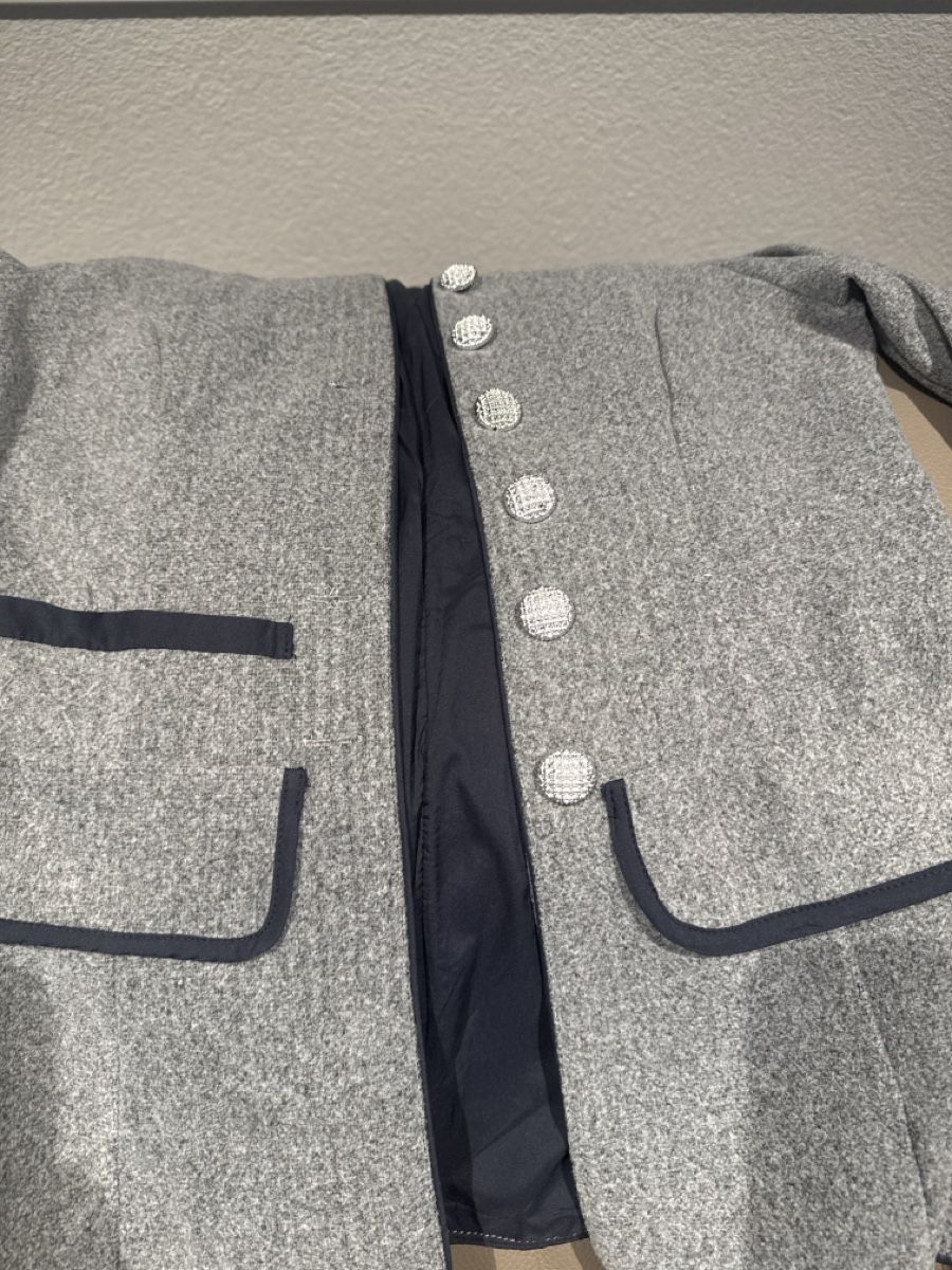 Cappotti: Grauer Blazer mit Knopfleiste Grösse 36 – Nuovo (secondo la descrizione) da Eggersriet venduto da Gio_Mag_Stucki 2