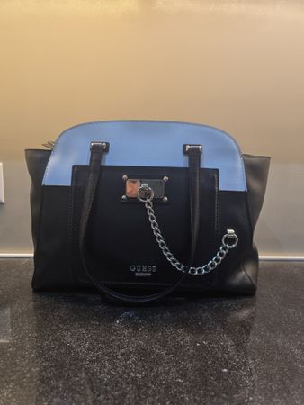 Guess Handtasche Schwarz/Weiss mit Silberdetails