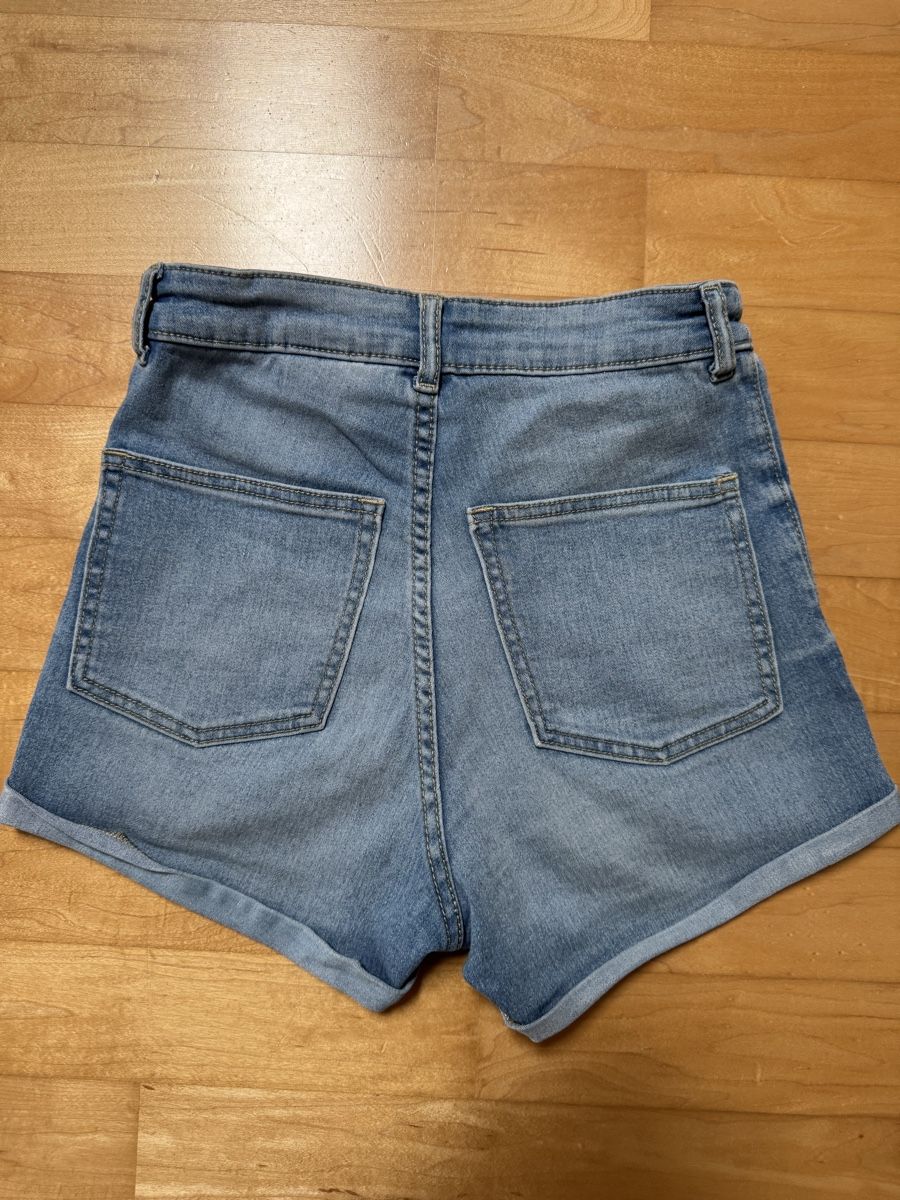 H&M Pantaloni: H&M Jeans Shorts, hellblau, Gr. 34 – Usato da Maisprach venduto da jokoundklaas 2