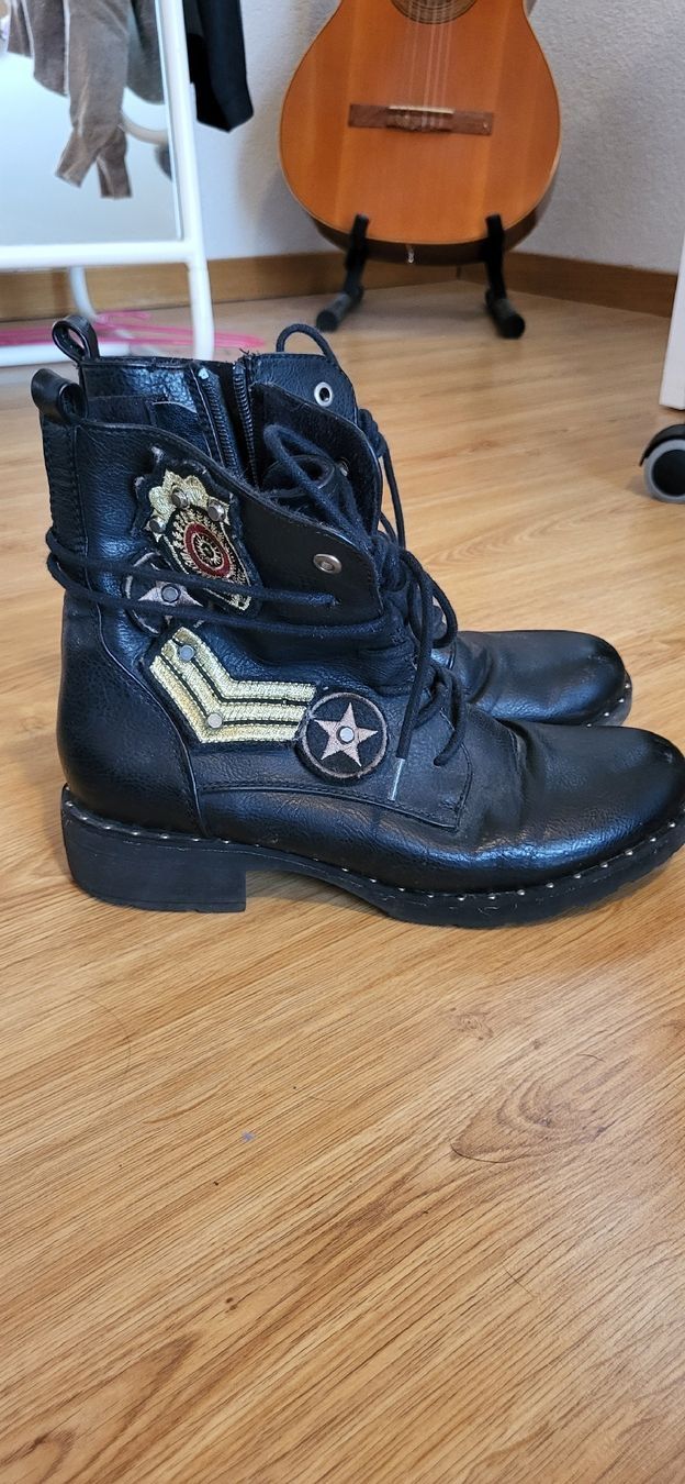 Herrenschuhe: Bottines rangers rock à broderies dorées 37 – Gebraucht aus Montcherand von mam_6ctf