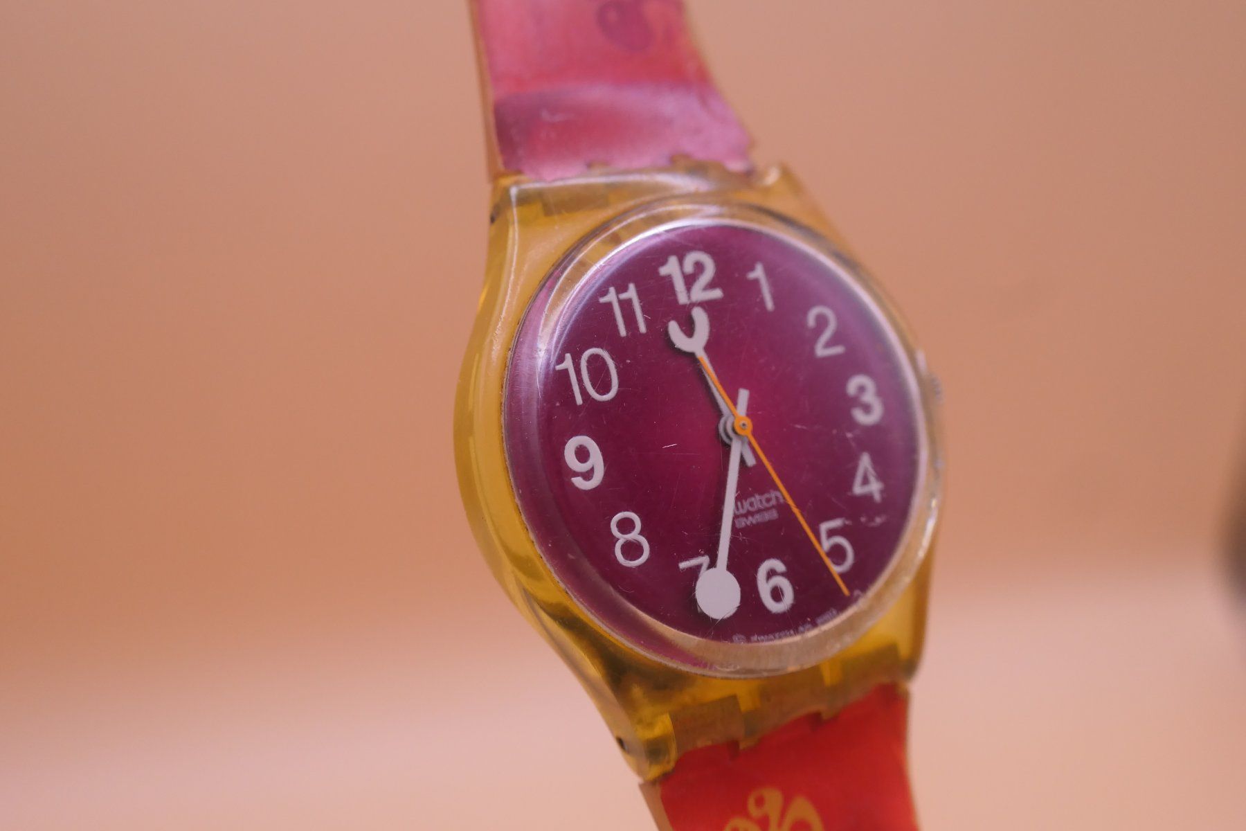 Swatch Montres: Swatch "BUZZIN' AROUND" GE100, neue Batterie – D'occasion à Thun par CHRONOTIKA 2