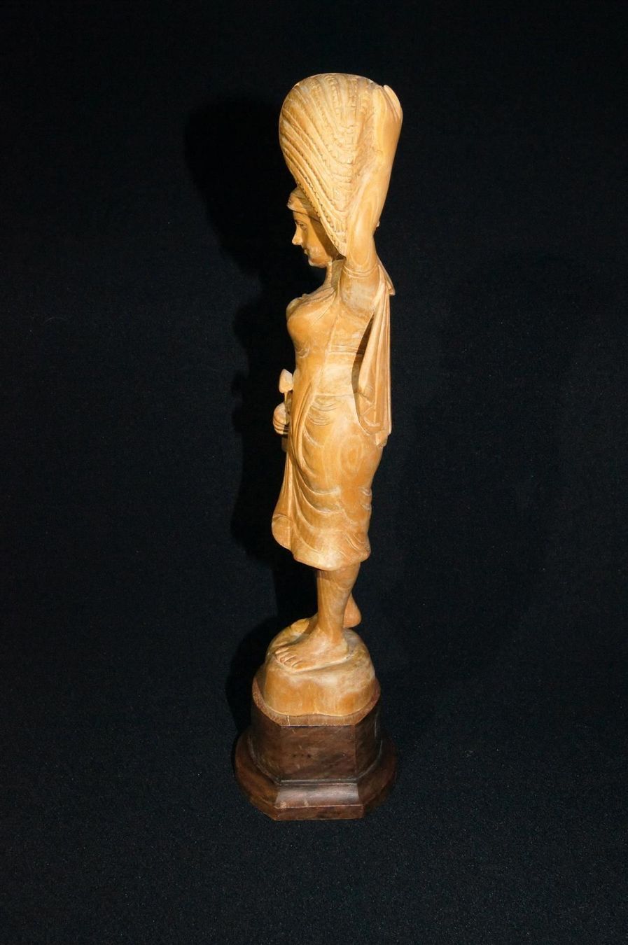 Statuette: Bäuerin mit Getreidebündel und Sichel – Usato da Geroldswil venduto da ARTEFACTO 4