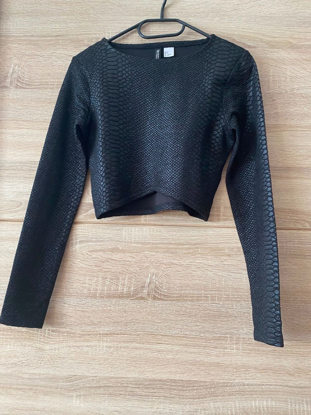 Tops: Crop top noir manches longues – Gebraucht aus Montreux von Izapechee 1