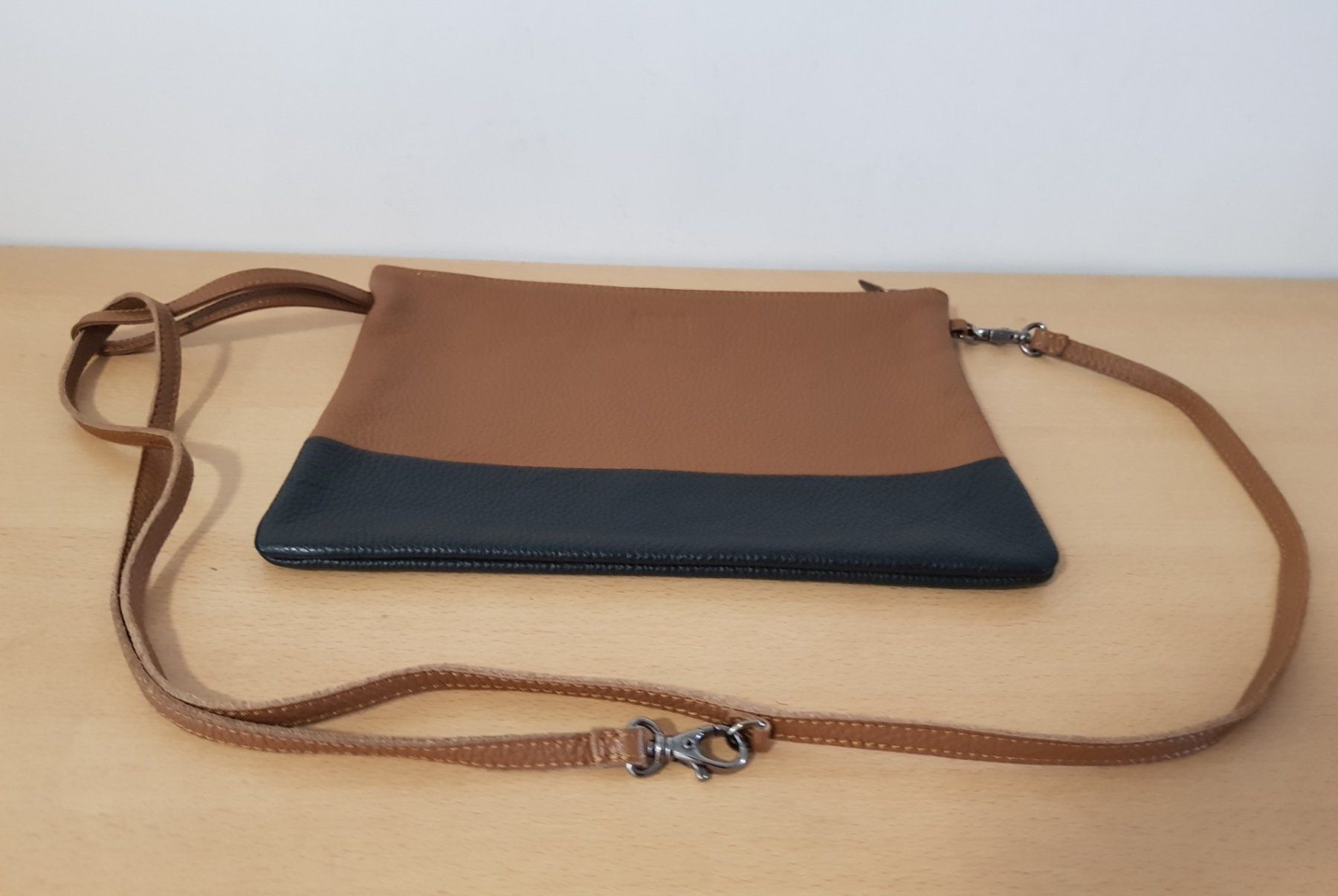 Kleinbasel Borse da donna: Klein Basel Leder Handtasche/Umhängetasche – Usato da Basel venduto da Birs868 2