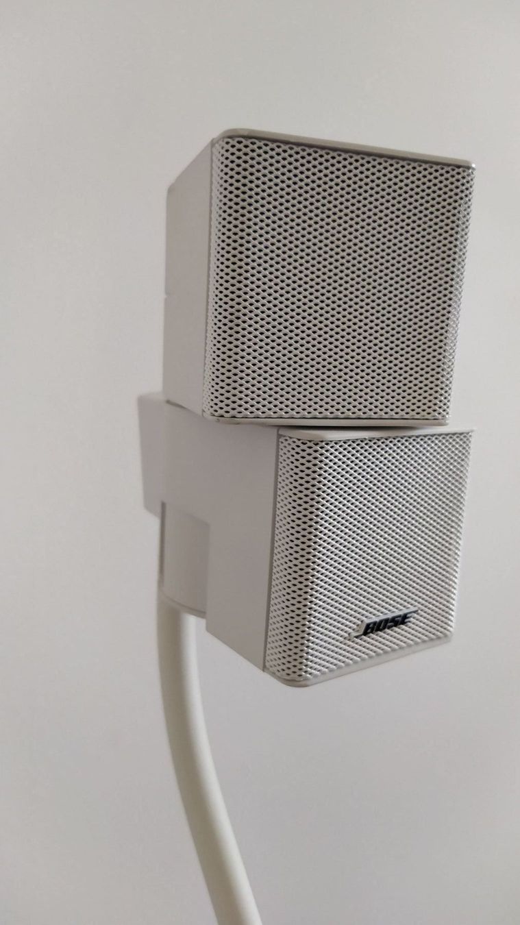 Bose Haut-parleurs: 2 Bose Cube Lautsprecher auf Ständer – D'occasion à Glattpark(Opfikon) par humanpro 1