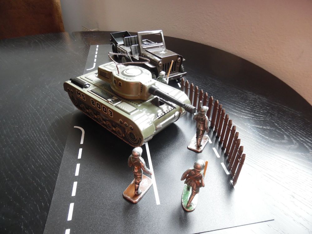 Militär Blechspielzeug Konv. Panzer, Jeep Figuren u Anhänger 7