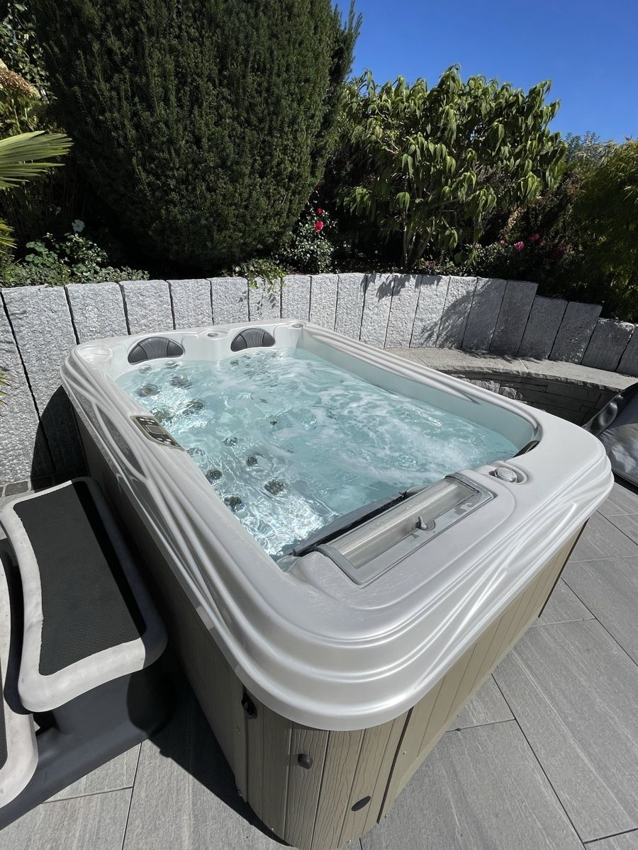 Whirlpool: Artesian Whirlpool Santa Cruz 33 – Gebraucht aus Russikon von Zimtchruesi