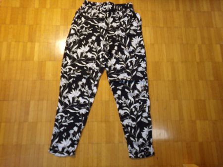 Damen Sommerhose schwarz mit Blumen und Blättern  Gr.Ca M