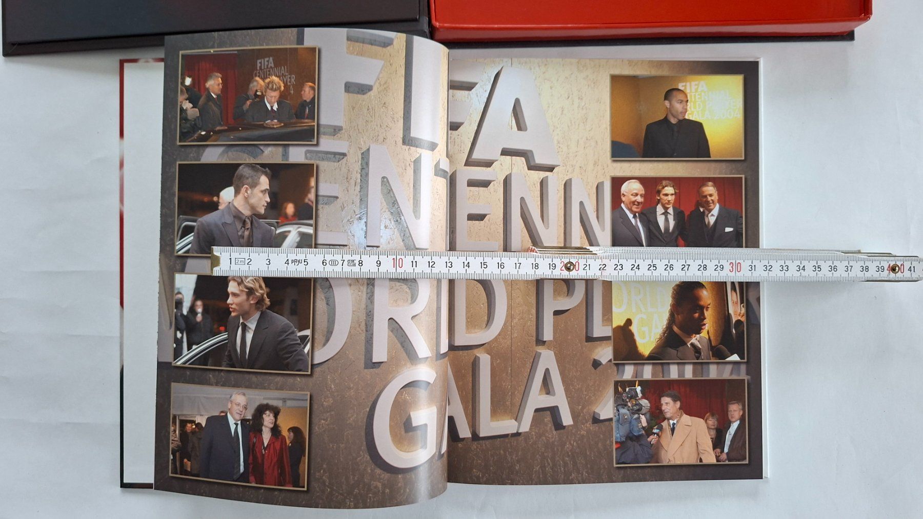 Libri: FIFA Centennial World Player Gala 2004 Box-Set Zurich – Usato da Opfikon venduto da Diversamente 4