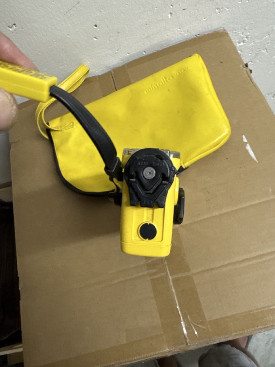 Minolta Kamera: Minolta Weathermatic A yellow camera with pouch – Gebraucht aus Riehen von M.S.DVD 4