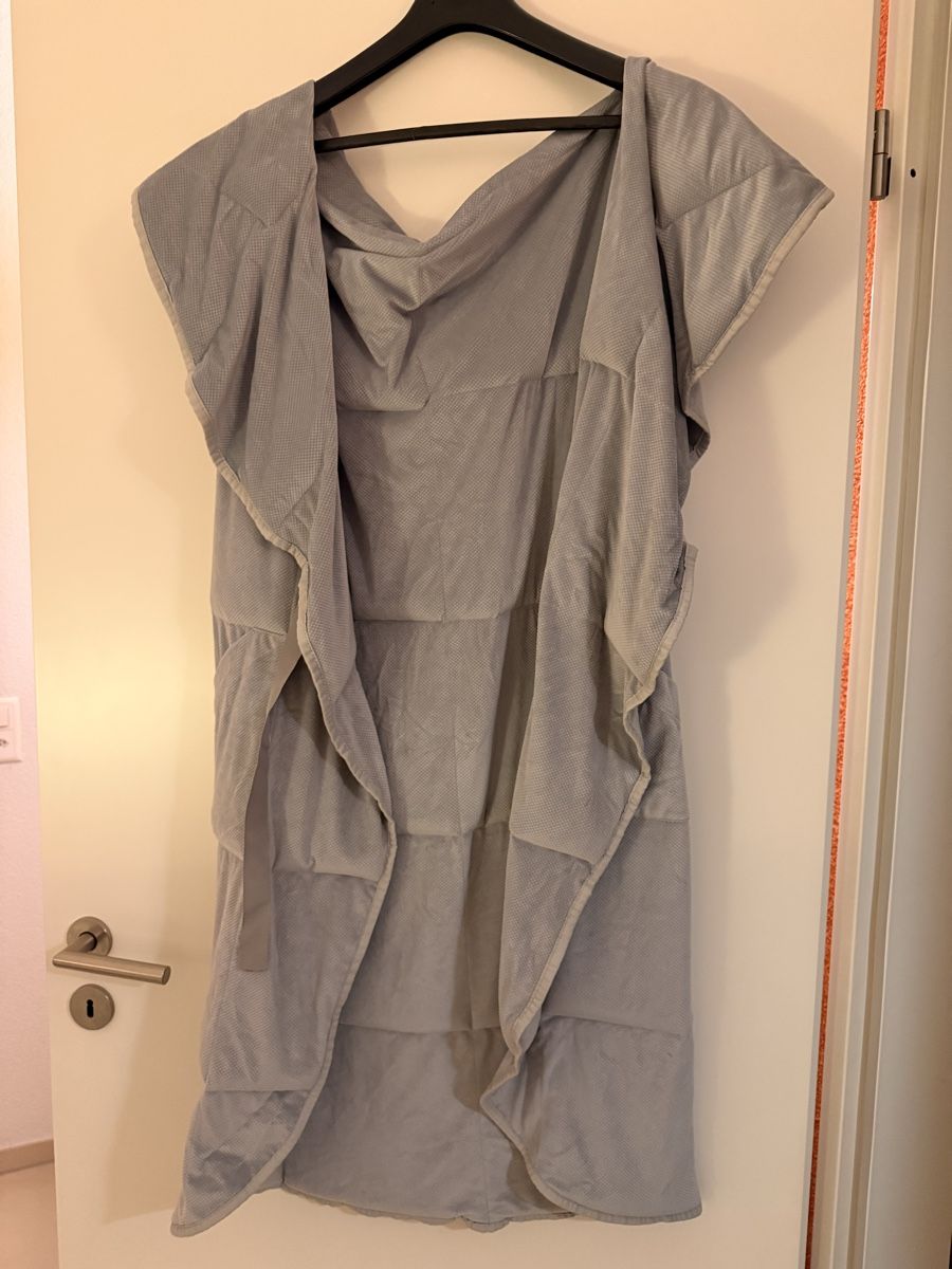 Cappotti: Gewichts-/Therapiemantel ohne Ärmel, grau, 4.5 kg – Nuovo (secondo la descrizione) da Glattbrugg venduto da Toya77 1