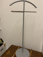 Moderner freistehender Kleiderständer in elegantem Silber/Gr