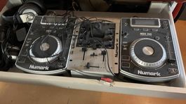 DJ Mischpult mit Mikrofon