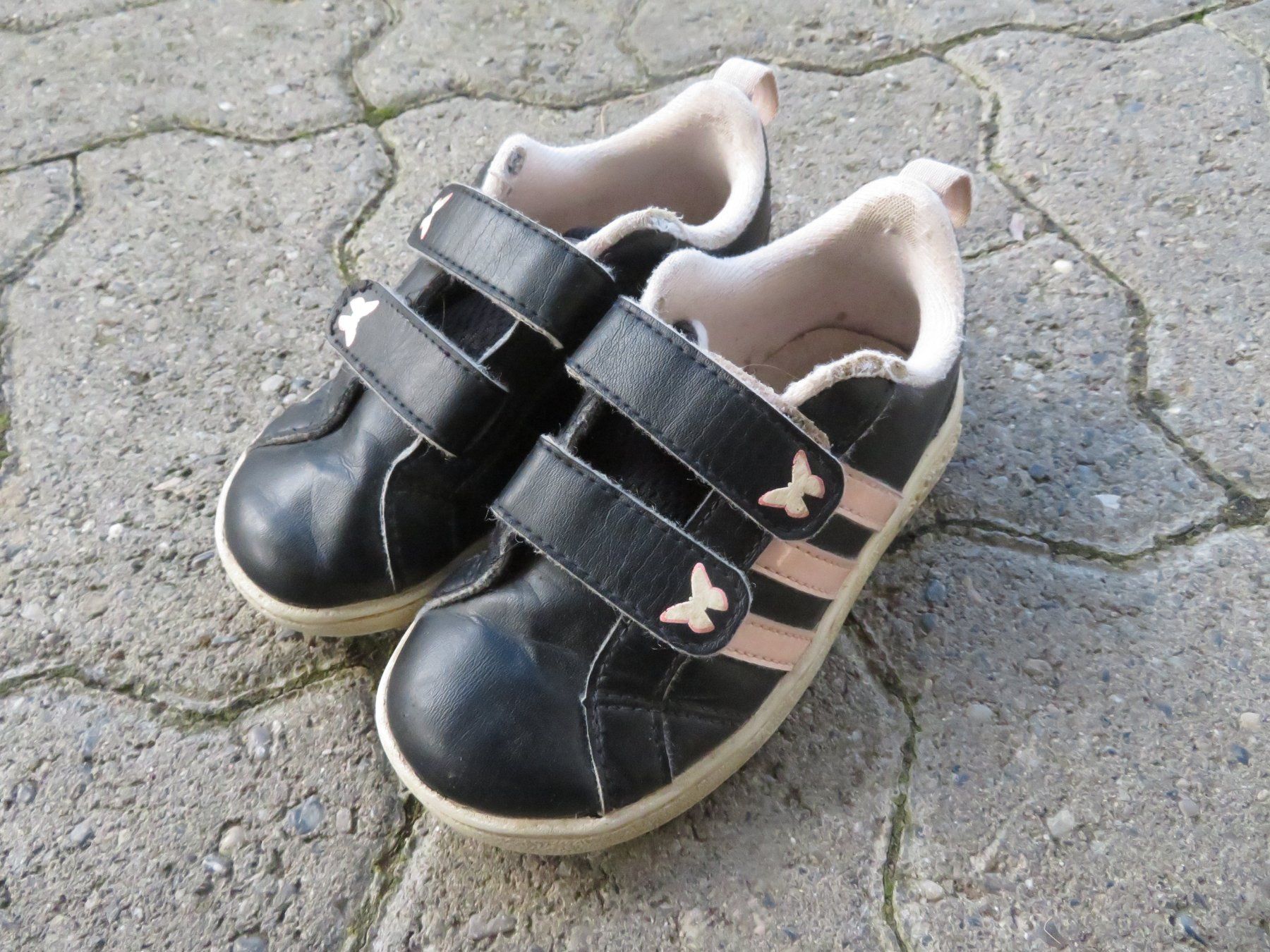 Adidas Scarpe per ragazze: Halbschuhe Adidas Grösse 25 – Usato da Fontaines NE venduto da neuch123