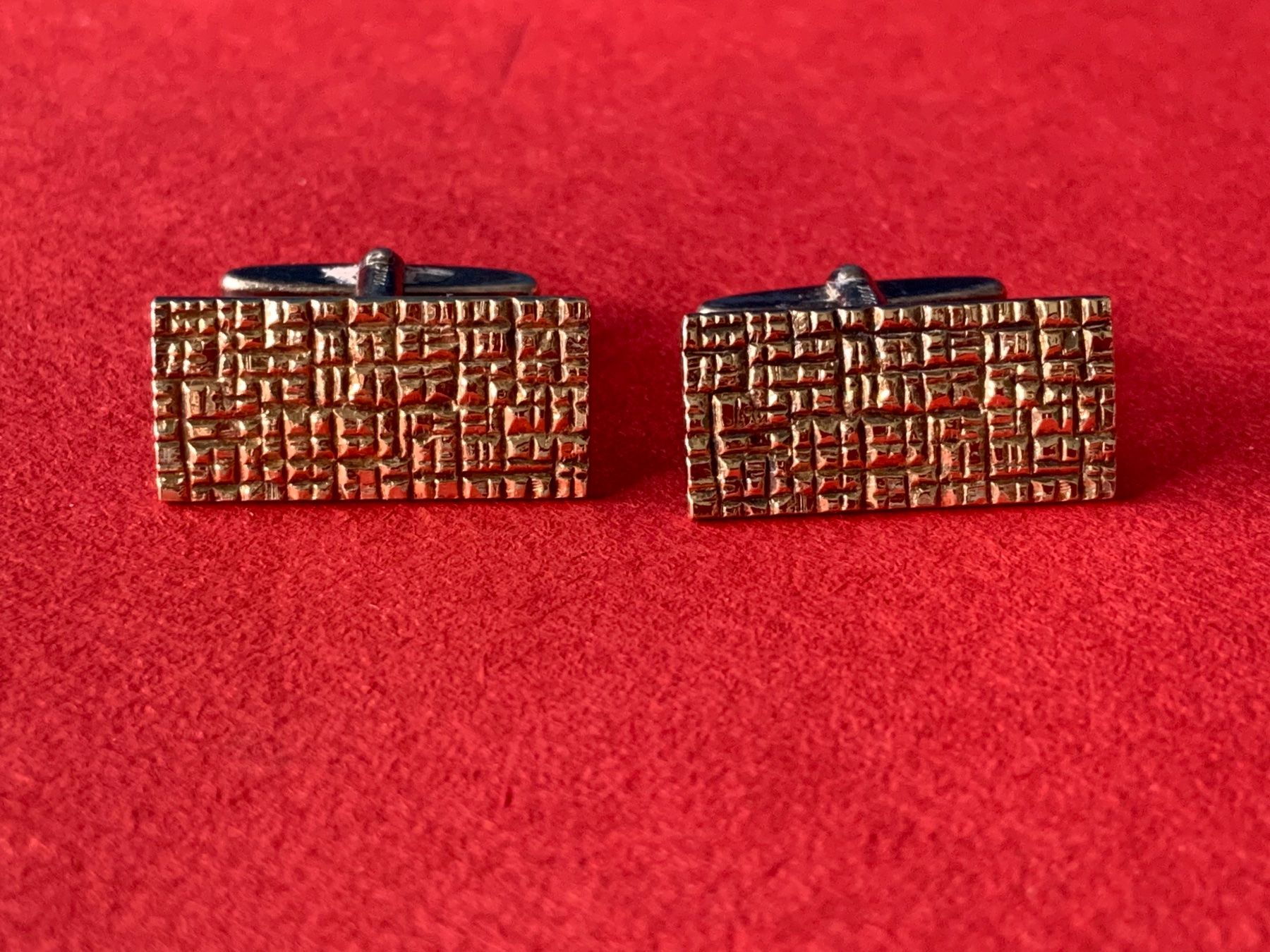 Gemelli: Manchettenknöpfe Goldige Struktur – Usato da Laufen venduto da belleskulptur 1