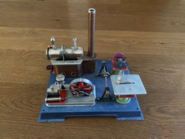 Dampfmaschine mit Säge und Schleifstein