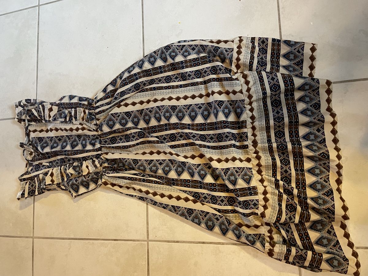 Kleider: Kleid mit Muster Grösse S neuwertig – Gebraucht aus Wattwil von Weinachtsmann