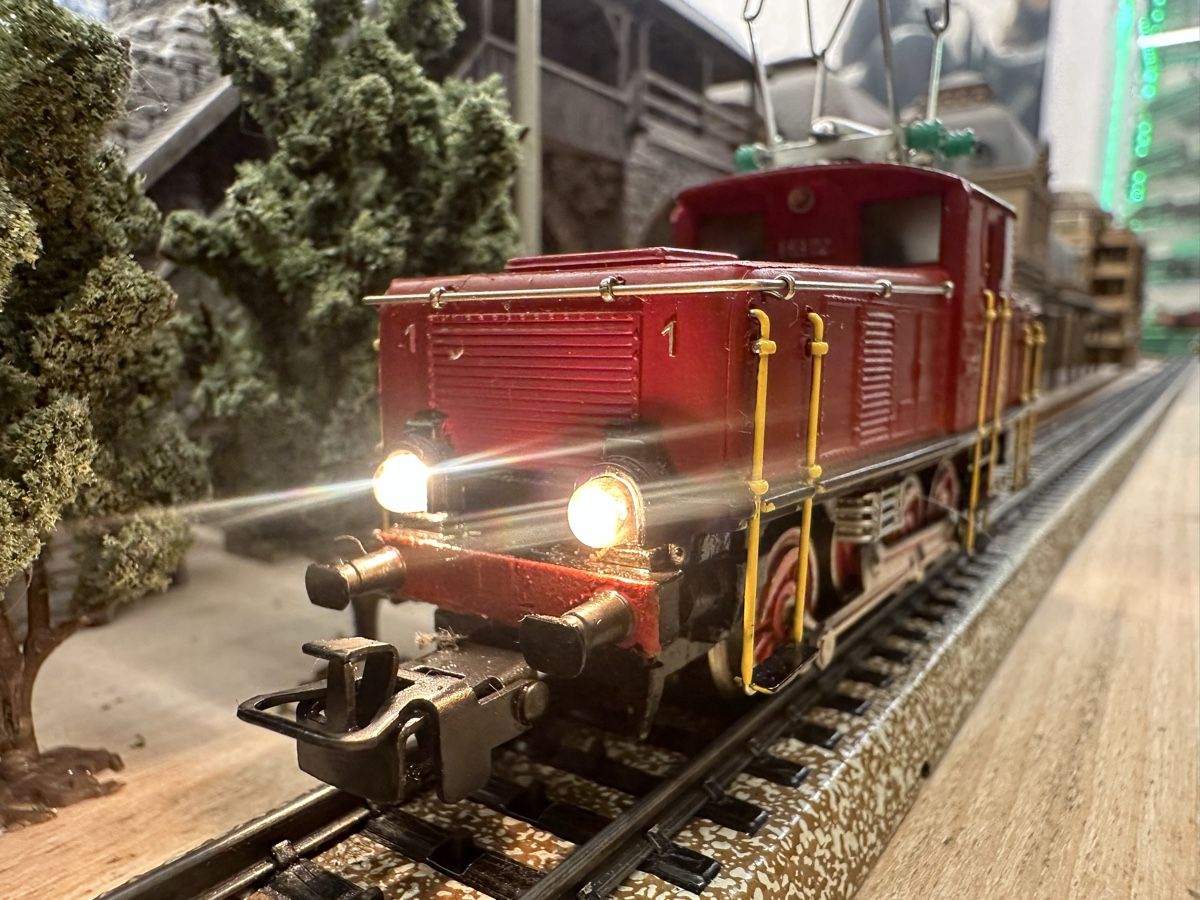Märklin Modelleisenbahnen: Märklin 3001 DB BR E6303 – Gebraucht aus Lupsingen von New-Haven