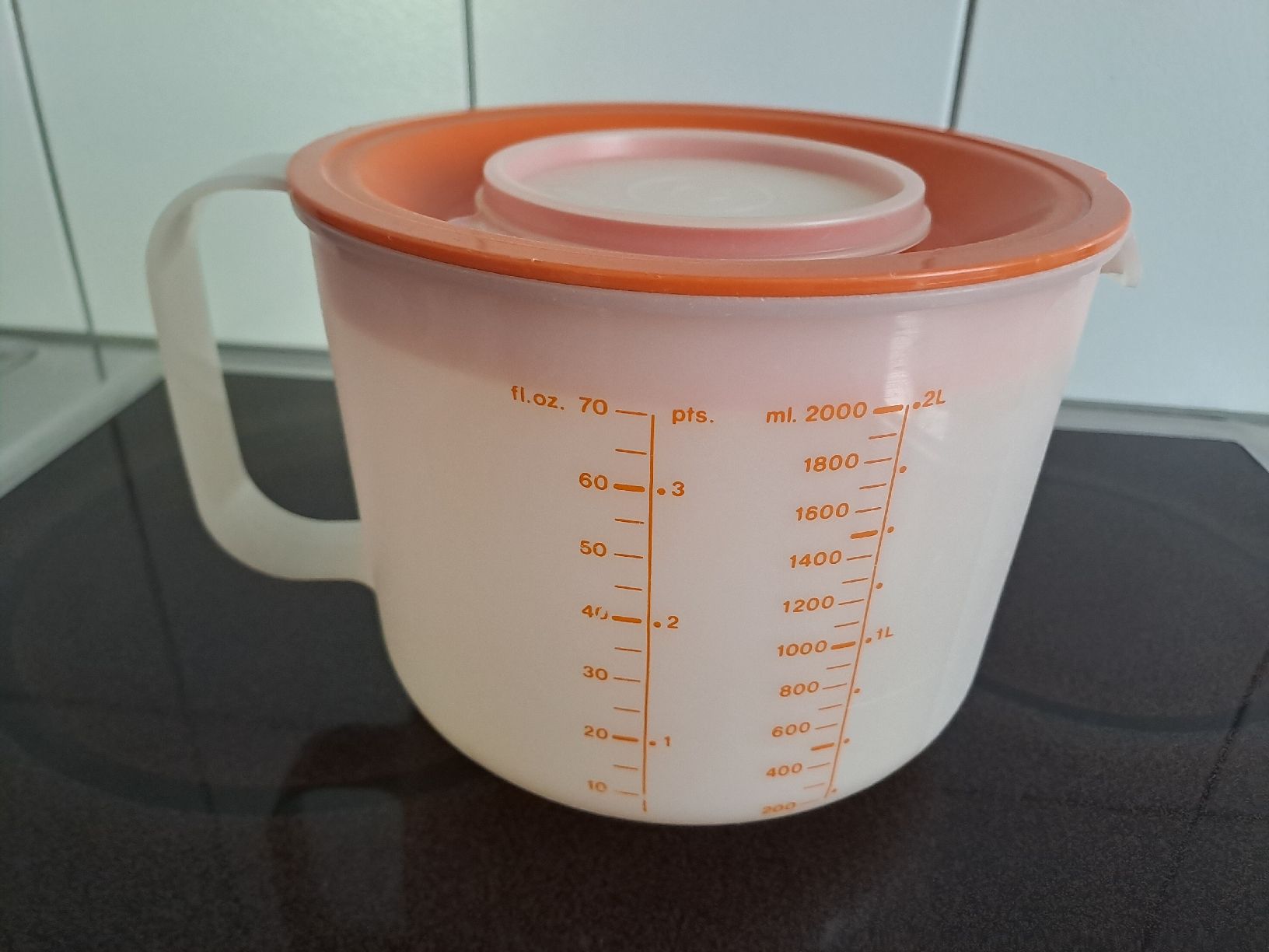 Tupperware Küchengeräte: Tupperware Messbecher 2L orange gut erhalten – Gebraucht aus Rickenbach LU von bishiida 1