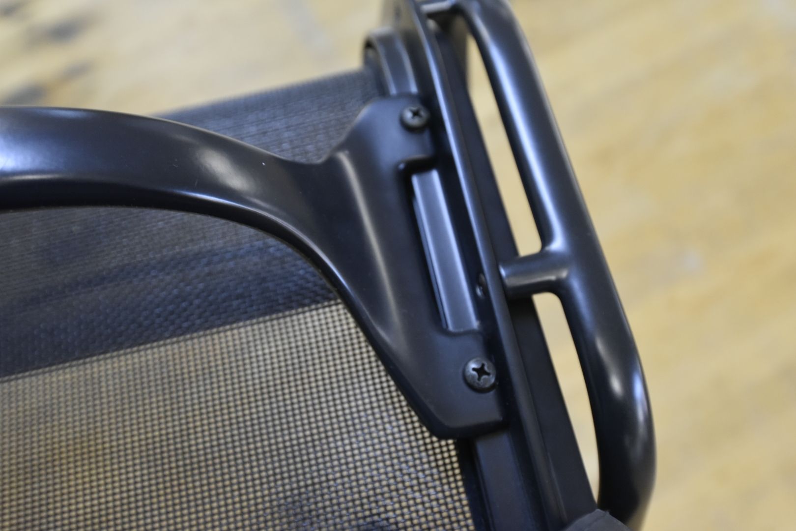 Vitra Sedie: Vitra Eames Aluminium Chair EA 108 Netz Schwarz – Usato da Lichtensteig venduto da Usedinstorecom 4