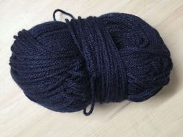 Wollknäuel dunkelblau Strickgarn 