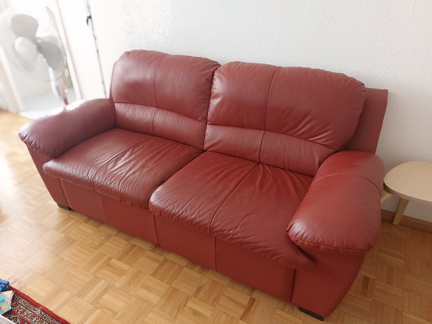 Sofas: 2 sofas, rote kunstleder, 2er und 3er, guter zustand – D'occasion à Allschwil par akbarfarshori 1