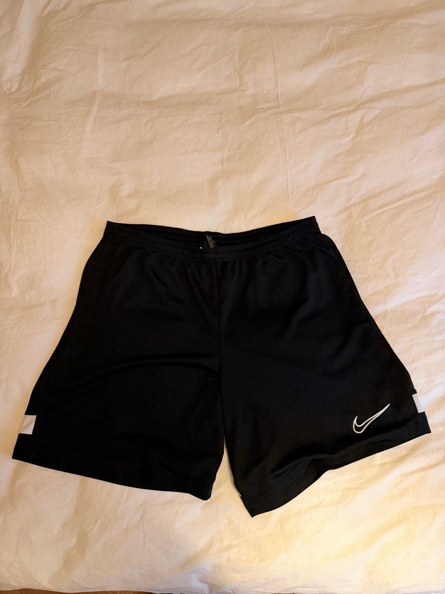 Nike Pantaloni: Short Nike unisexe – Nuovo (secondo la descrizione) da Yverdon-les-Bains venduto da DellanegraJ