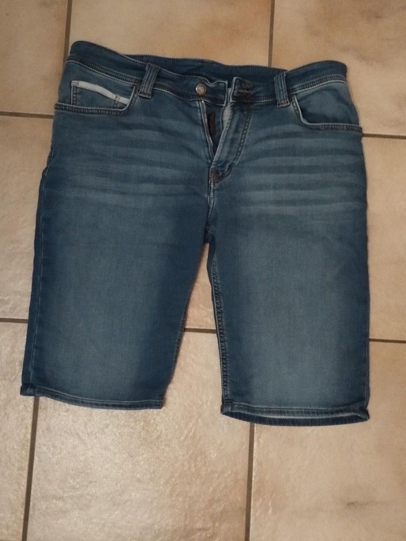 Pantaloni: Jeans Bermudas – Usato da Reinach BL venduto da Nike231