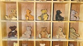 Sammlerstücke: Holzregal mit 25 Teddybären Figuren aus Ton