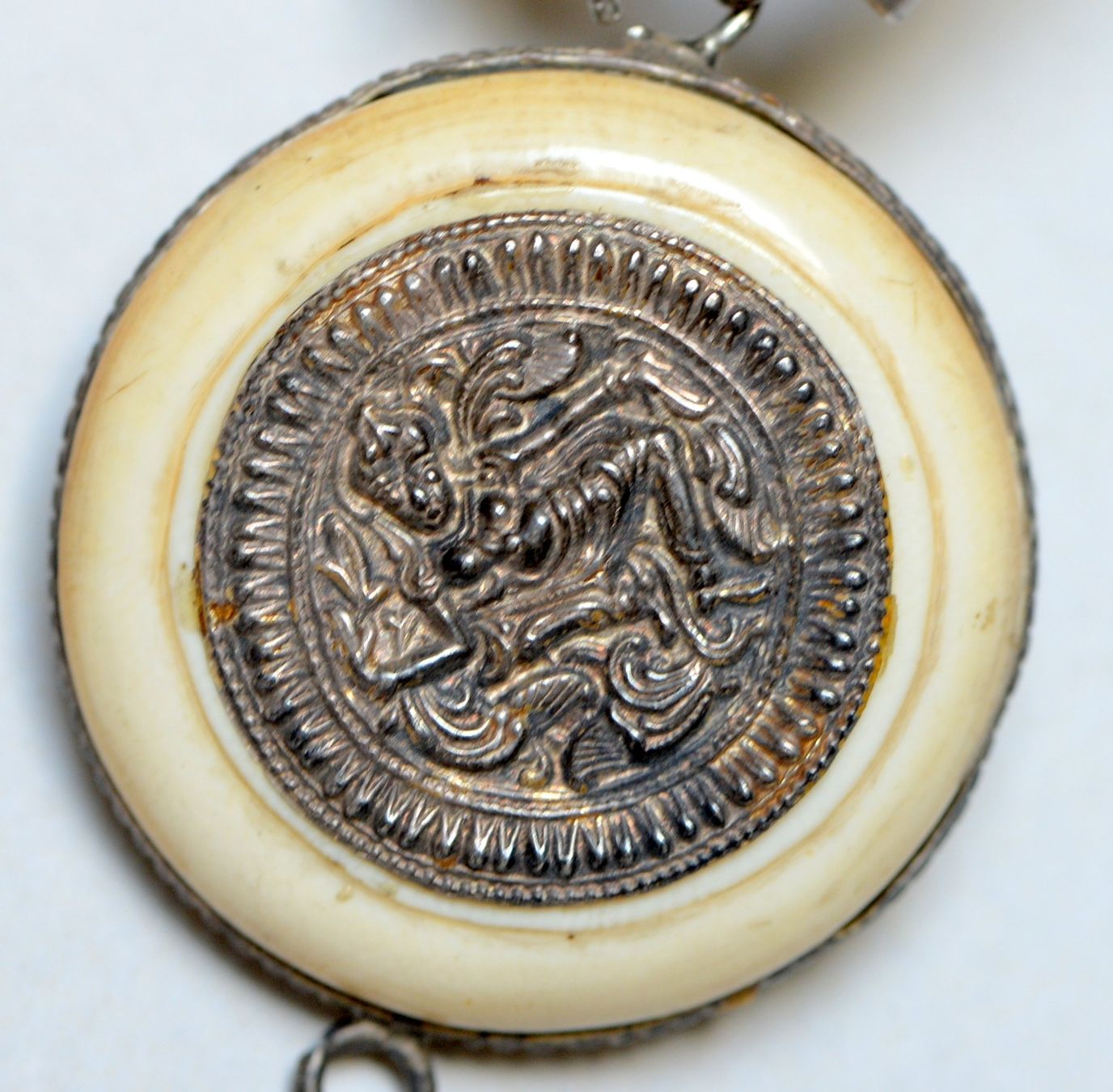 Ketten: Ancien collier avec médaillon – Gebraucht aus Neuchâtel von Neuchatel 4