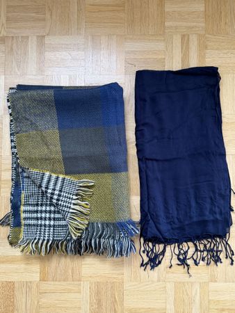 Zwei Schals kariert und unifarben blau
