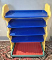 Buntes Kinderregal/Spielzeugregal mit Bär Design.